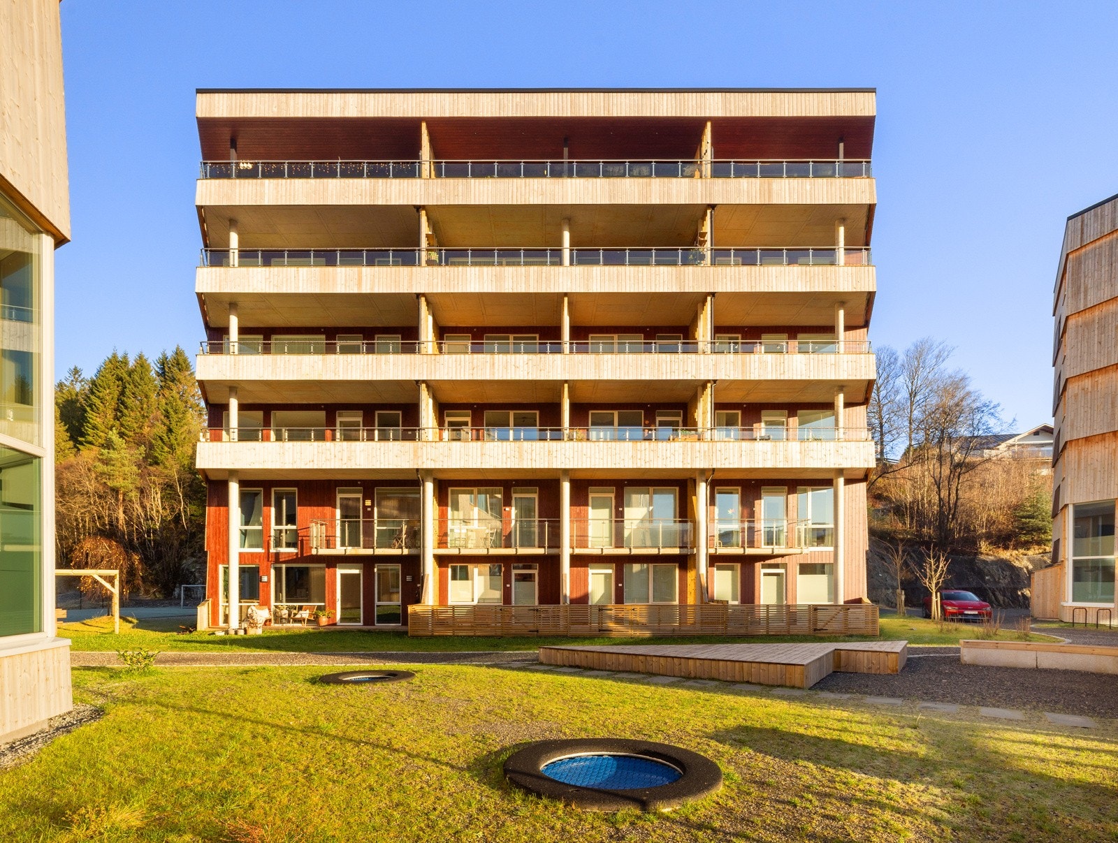 Leilighetsblokken er 1 av 7 blokker, og befinner seg bakerst i feltet Galleribilde