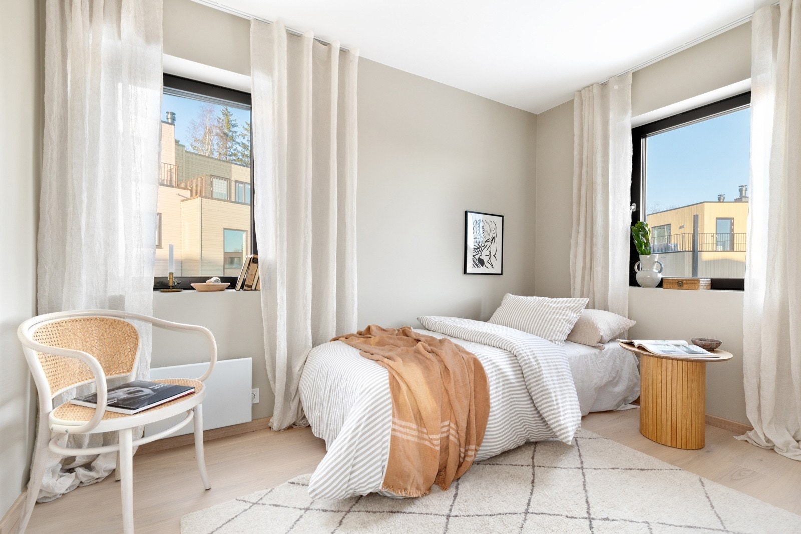 Soverom II. Bildene i annonsen er fra annen bolig i prosjektet. Det er avvik mellom bildene og planløsning/plassering til boligen som selges. Galleribilde