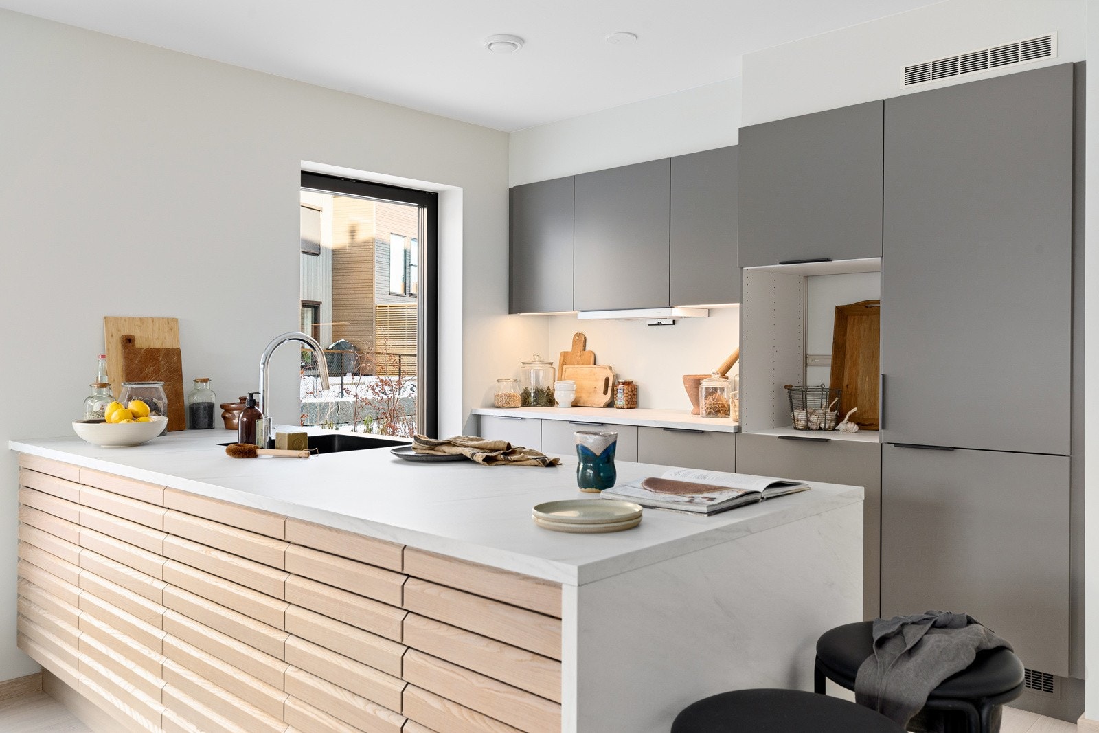 Lekkert kjøkken fra HTH klargjort for hvitevarer. Bildene i annonsen er fra annen bolig i prosjektet. Det er avvik mellom bildene og planløsning/plassering til boligen som selges. Galleribilde