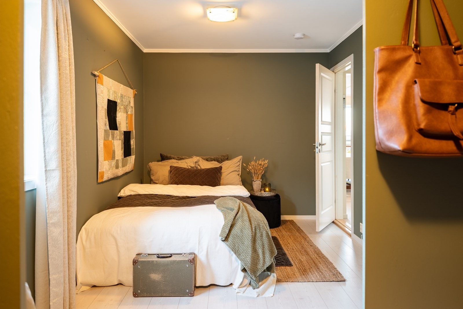 Hovedsoverommet finner vi i 2. etg. og byr på hele 15,5m². Rommet ble malt i 2024 i fargen Timian. Galleribilde