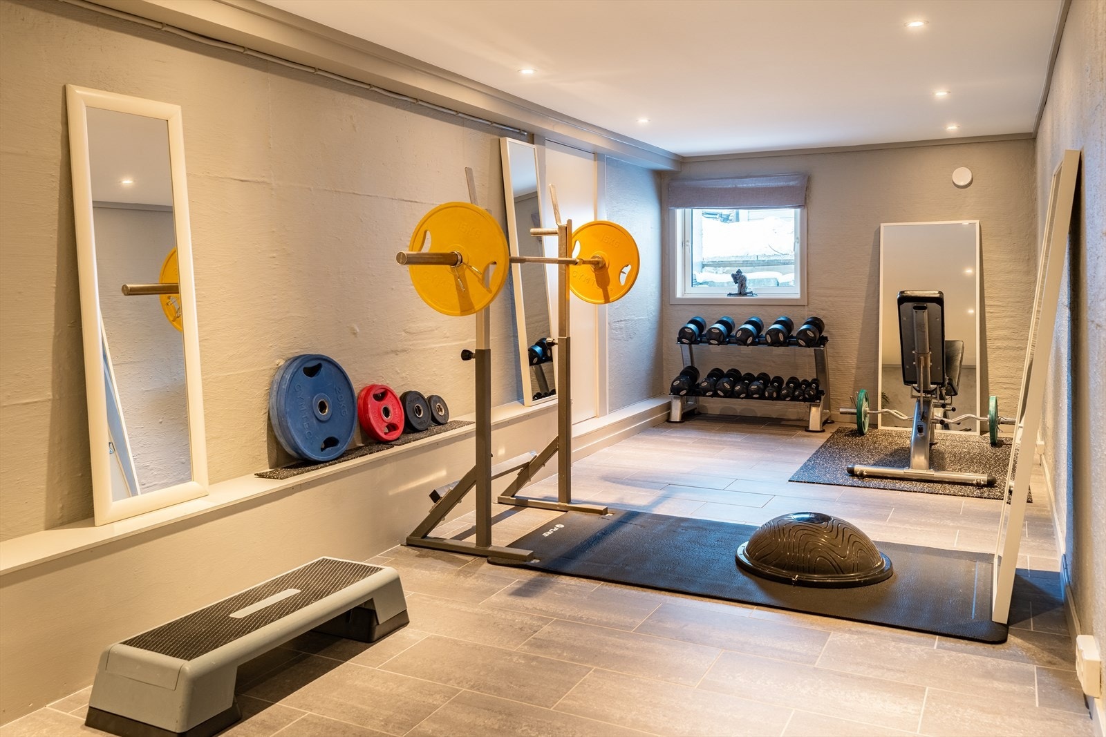 Videre ned i sokkeletasjen er det etablert et treningsrom, som enkelt også kan møbleres til kjellerstue. Rommet ble malt i 2025. Galleribilde