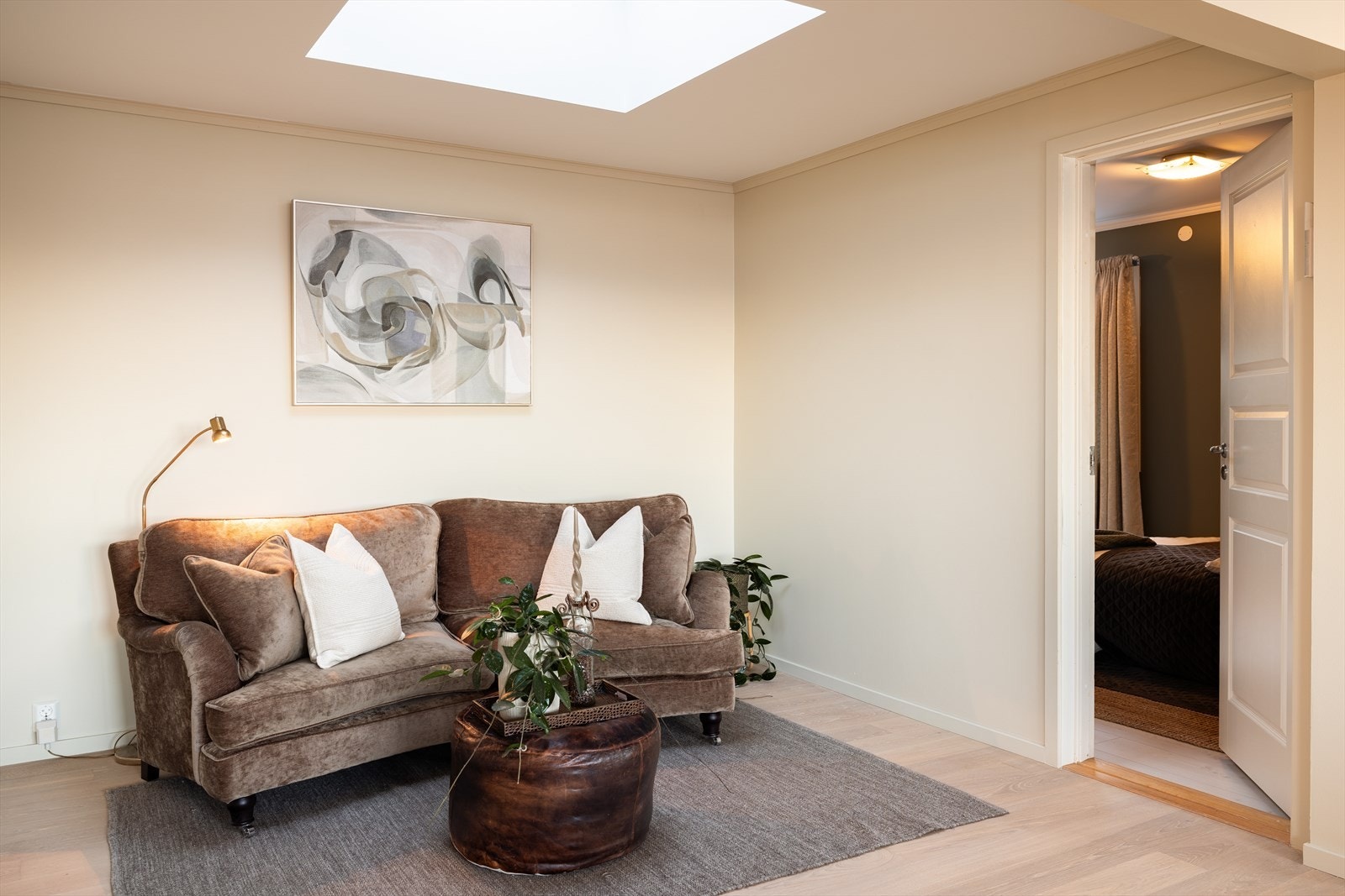 Ved sofakroken har du et elektrisk takvindu som sikrer rikelig med naturlig lysinnslipp. Vinduet åpnes med fjernkontroll. Svært behagelig på varme sommerdager. Galleribilde