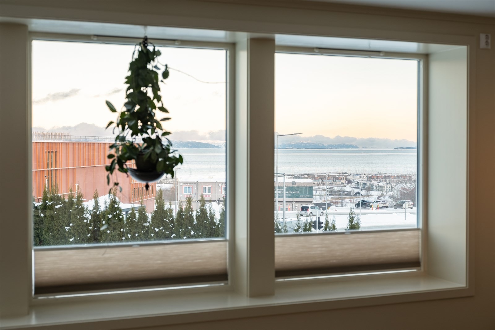 I 2020 ble det etablert plissegardiner i vinduer på stue og kjøkken, og i 2022 i spisestuen. (Brakkeriggen er nå fjernet). Galleribilde