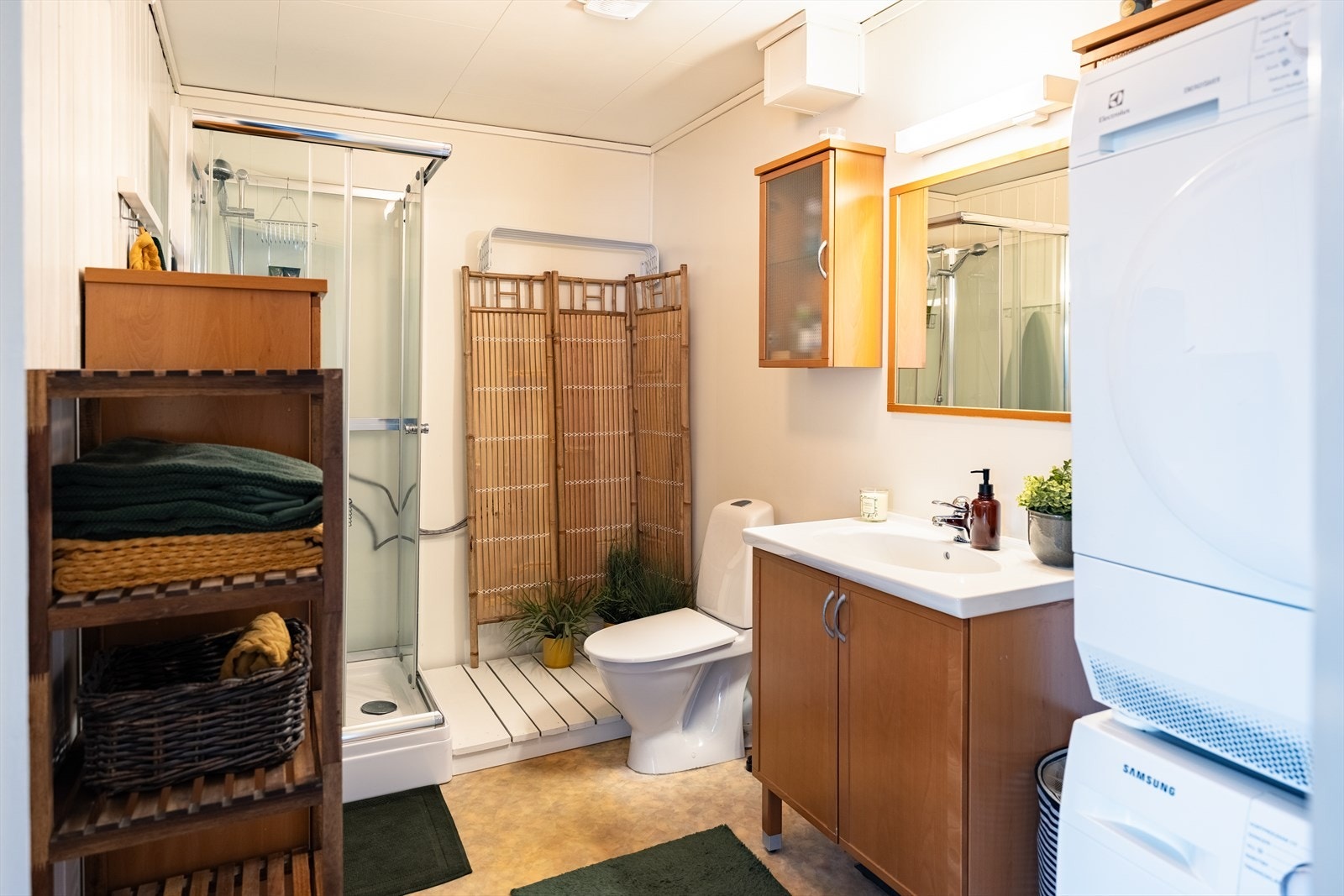 Begge badene i utleiedelene har opplegg til vaskemaskin. Galleribilde