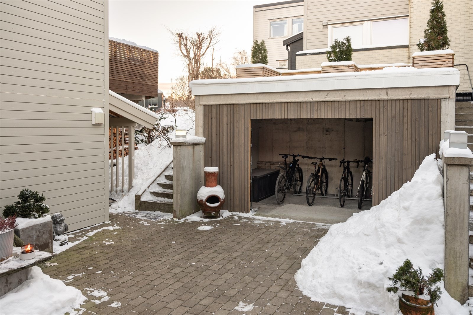 Stort og svært praktisk sykkelskur ble satt opp i 2018, perfekt for både sykler og moped. Like ved er det også en overbygd vedbod. Galleribilde