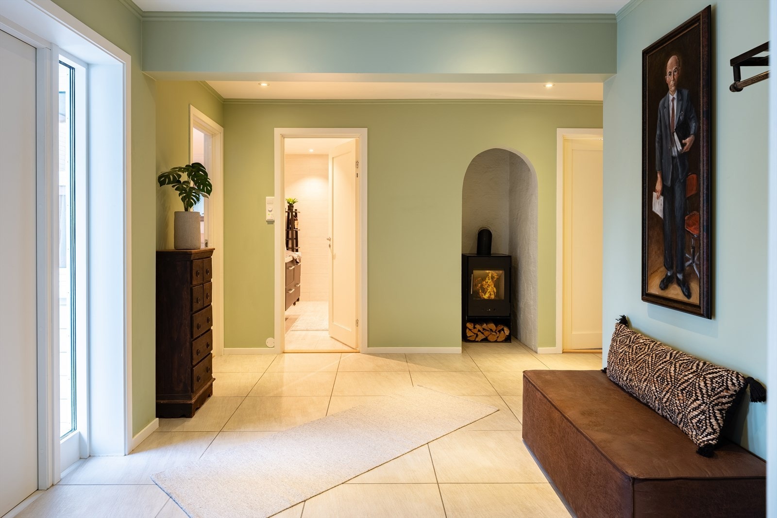 Her er det også vedfyring, i tillegg til gulvvarme. Veggene er malt i fargen Lykke. Galleribilde