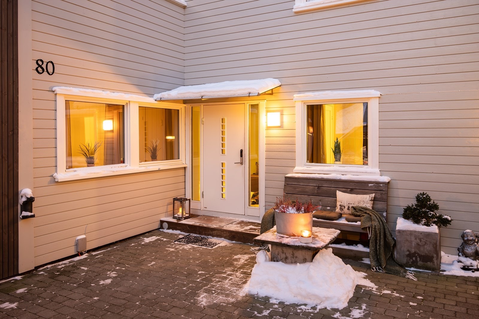 Det er satt inn en praktisk Yale Doorman, som åpner ytterdør med kode eller app. Alle garasjeportene er elektriske og kan åpnes med fjernstyring. Galleribilde