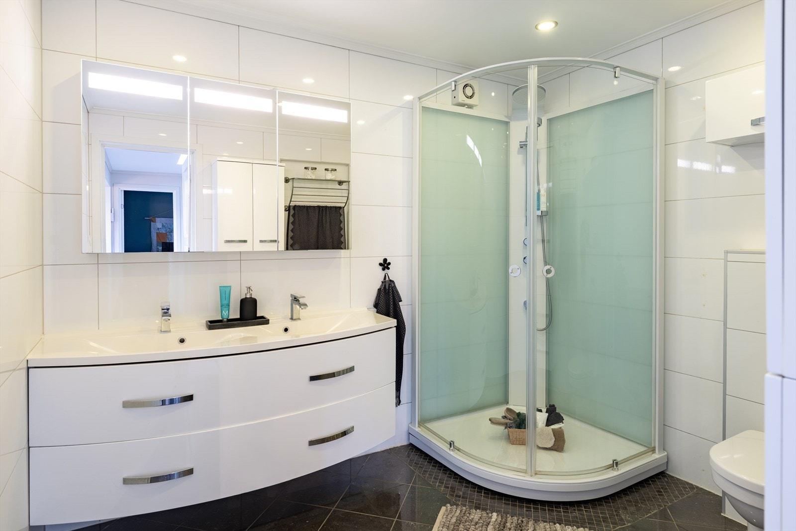 Lekkert og flislagt bad på 7,5m² som ble totalrehabilitert i 2009. Dusjkabinettet er fra 2024. Galleribilde