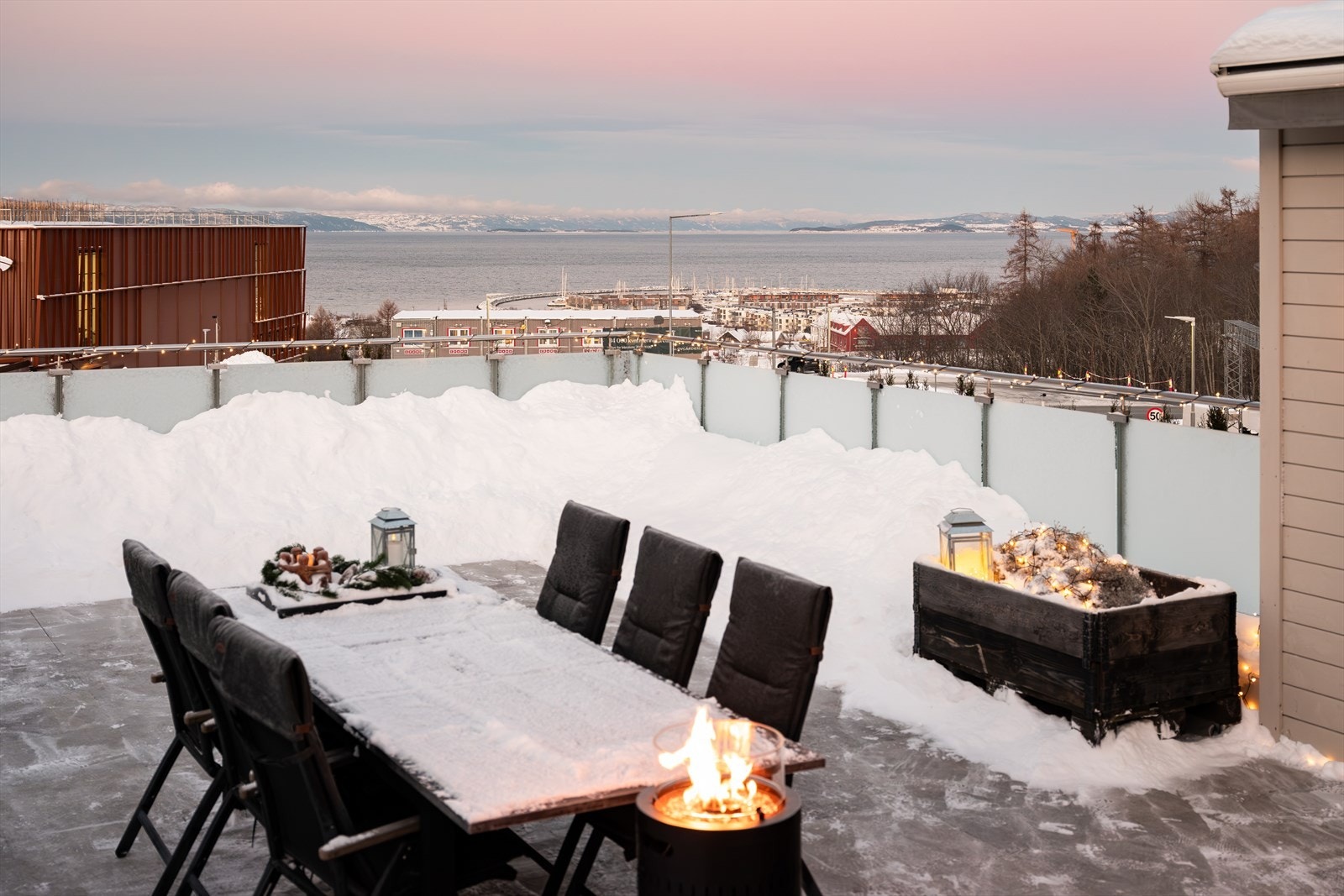 Takterrassen har god plass til å møblere i forskjellige soner og solen kan nytes gjennom hele dagen. Galleribilde