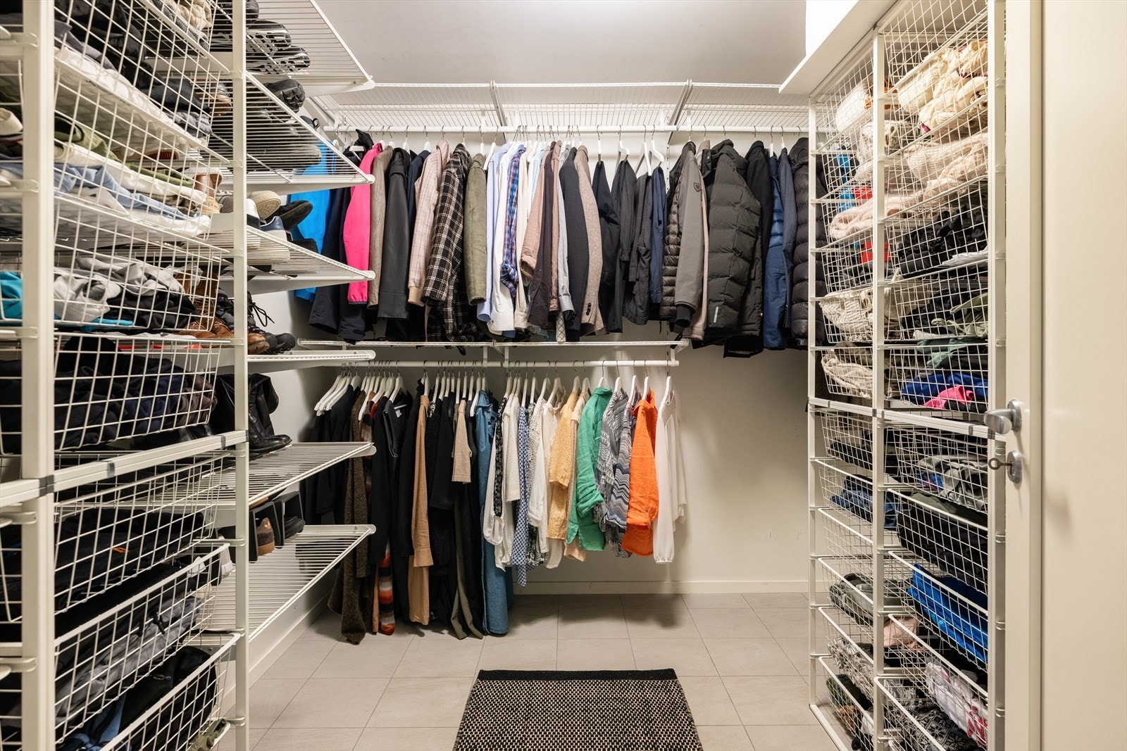 I tilknytning til entré og vaskerom finner vi et svært praktisk garderoberom. Innredningen medfølger handelen. Galleribilde