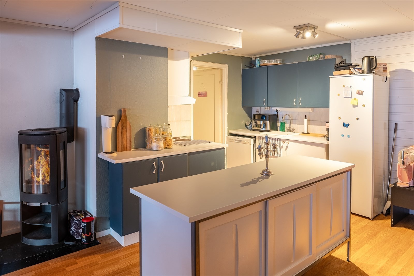 Begge utleiedelene er leid ut med tidsubestemt leiekontrakt, og selges med pågående leieforhold. Se salgsoppgave for nærmere informasjon. Galleribilde