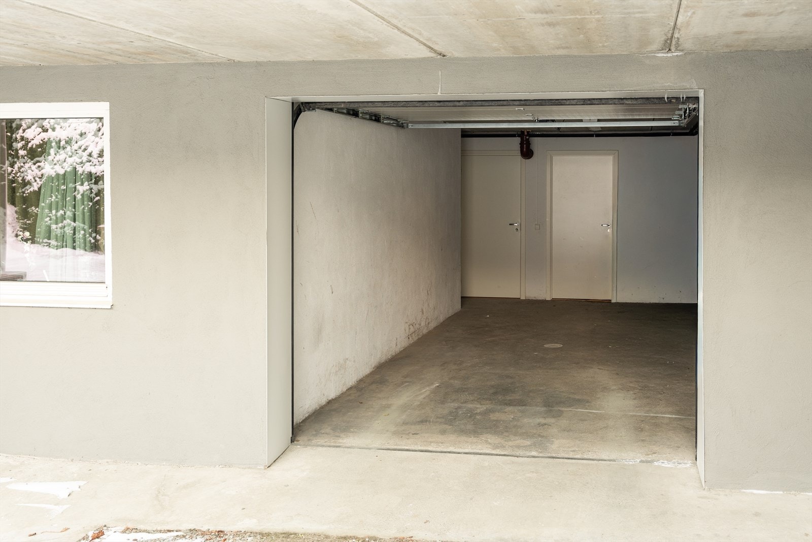 Her er det også en egen garasjeplass med elektrisk port. Denne medfølger ikke i nåværende leiekontrakt og disponeres av huseier. Galleribilde