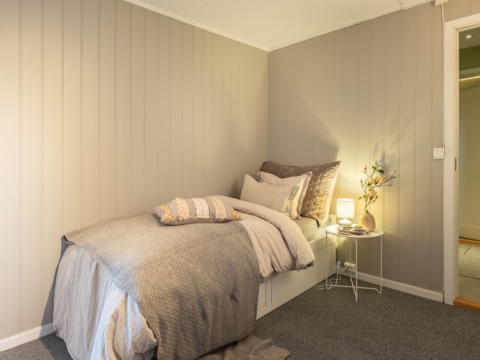 Boligen har en gjennomtenkt planløsning med 4 av soverommene i samme etasje, i tillegg til bad/garderoberom/vaskerom. Galleribilde