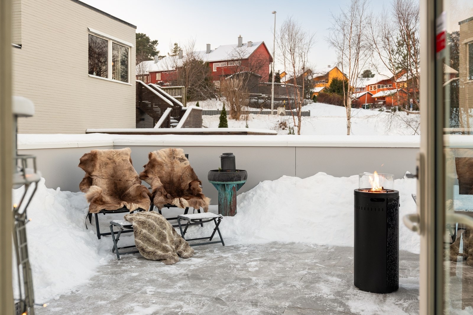 Eiendommen ligger i enden av blindgate uten gjennomkjøringstrafikk. Galleribilde