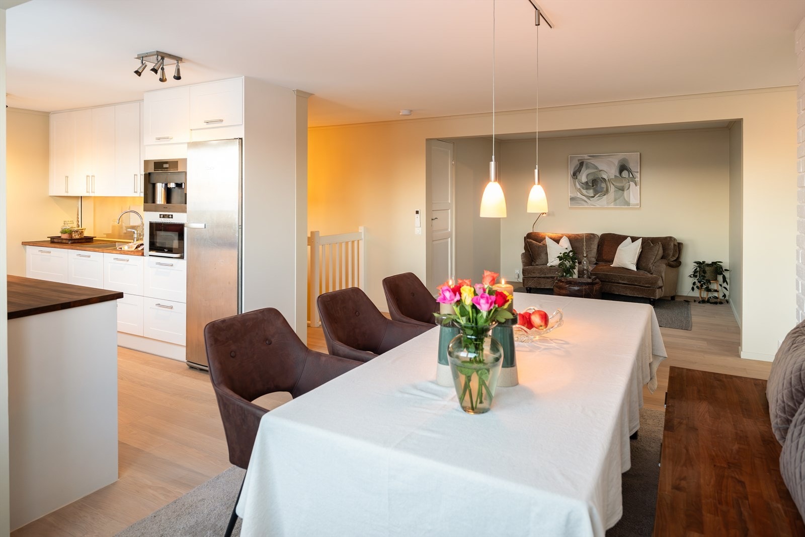 Fra spisestuen er det en koselig sofakrok, som fungerer som en forlengelse av spisestuen. Galleribilde