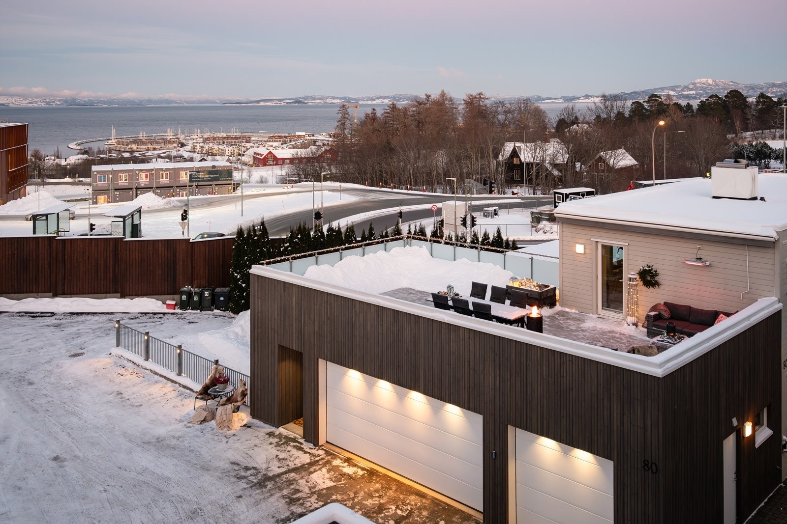 Boligen byr på en rekke kvaliteter som blant annet en takterrasse på hele 68m² med fantastiske sol- og utsiktsforhold. Her er det satt opp en stor og elektrisk markise som medfølger handelen. Det er også rikelig med stikkontakter. Galleribilde