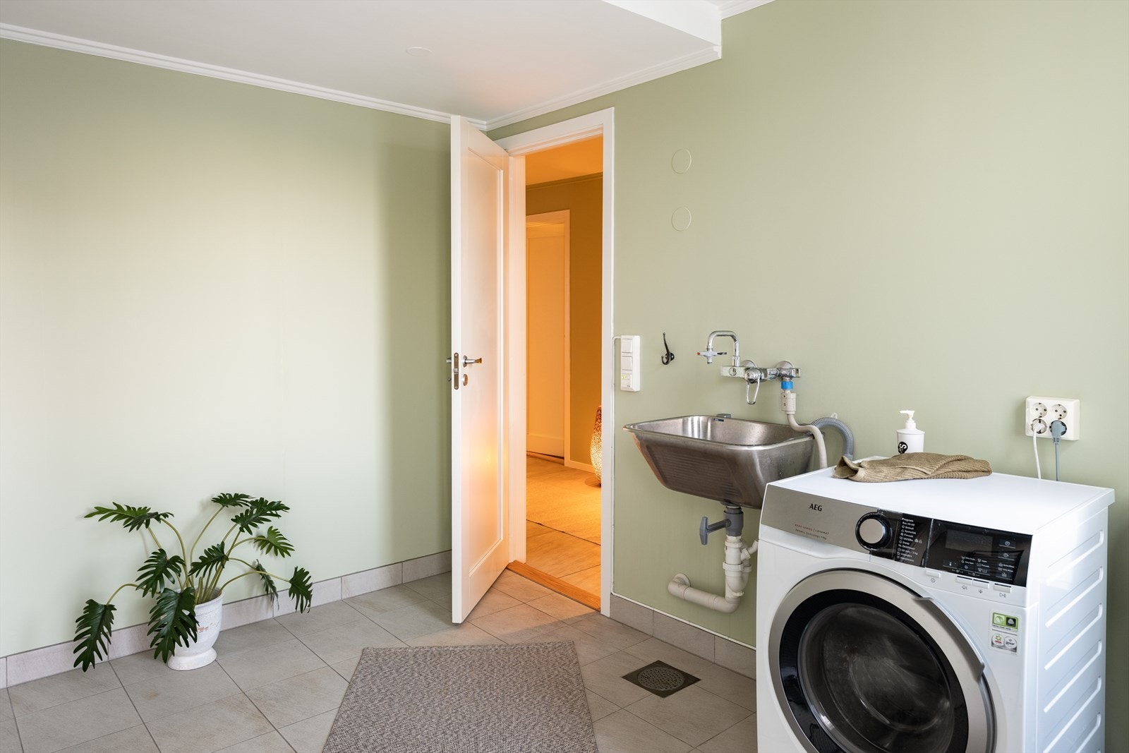 Vaskerommet byr ellers på behagelig gulvvarme, skyllekum og opplegg til vaskemaskin. Galleribilde