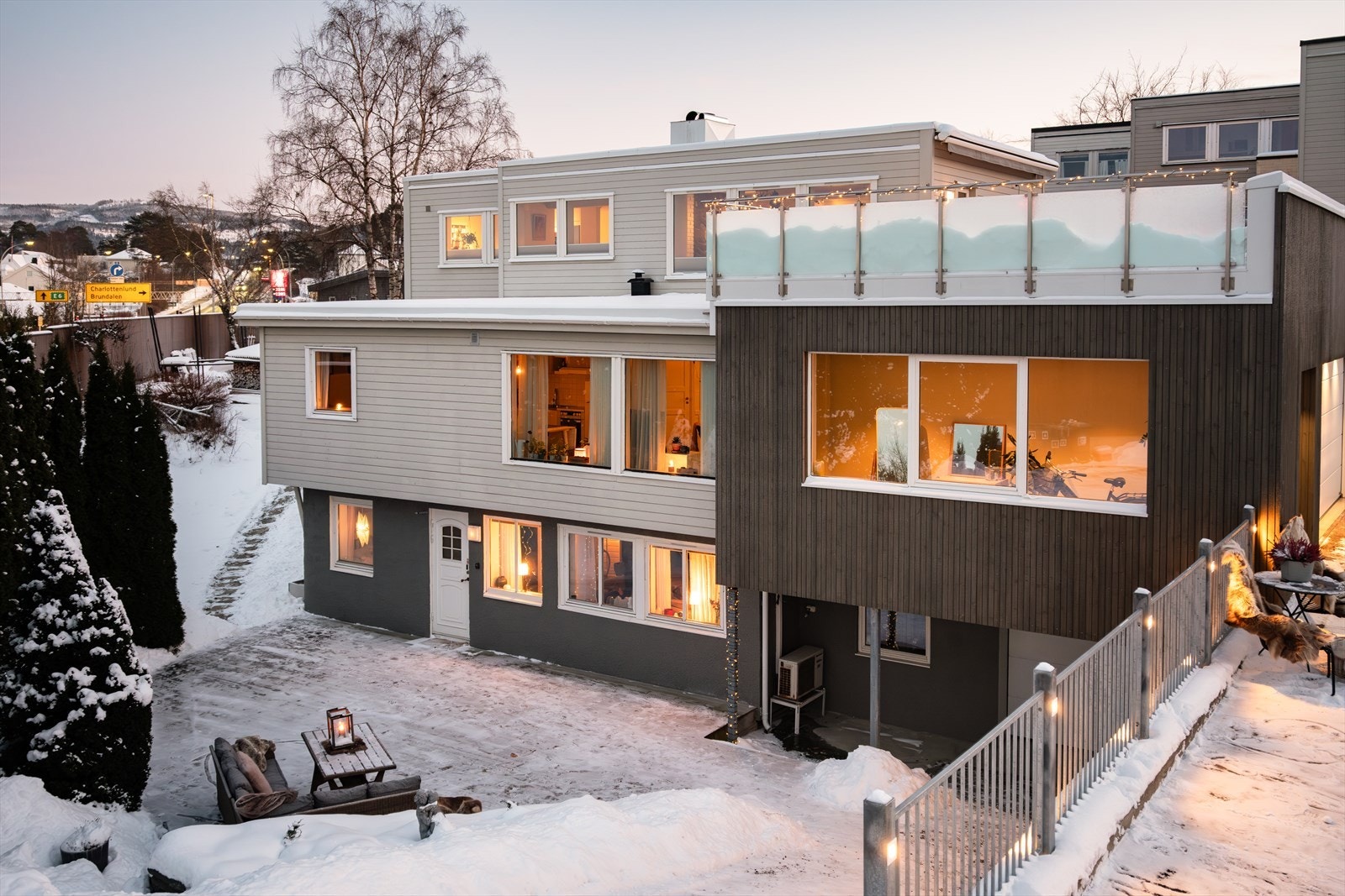 Eiendommen inneholder en hoveddel og to utleiedeler med årlig inntekt på kr. 273 000,-. Galleribilde