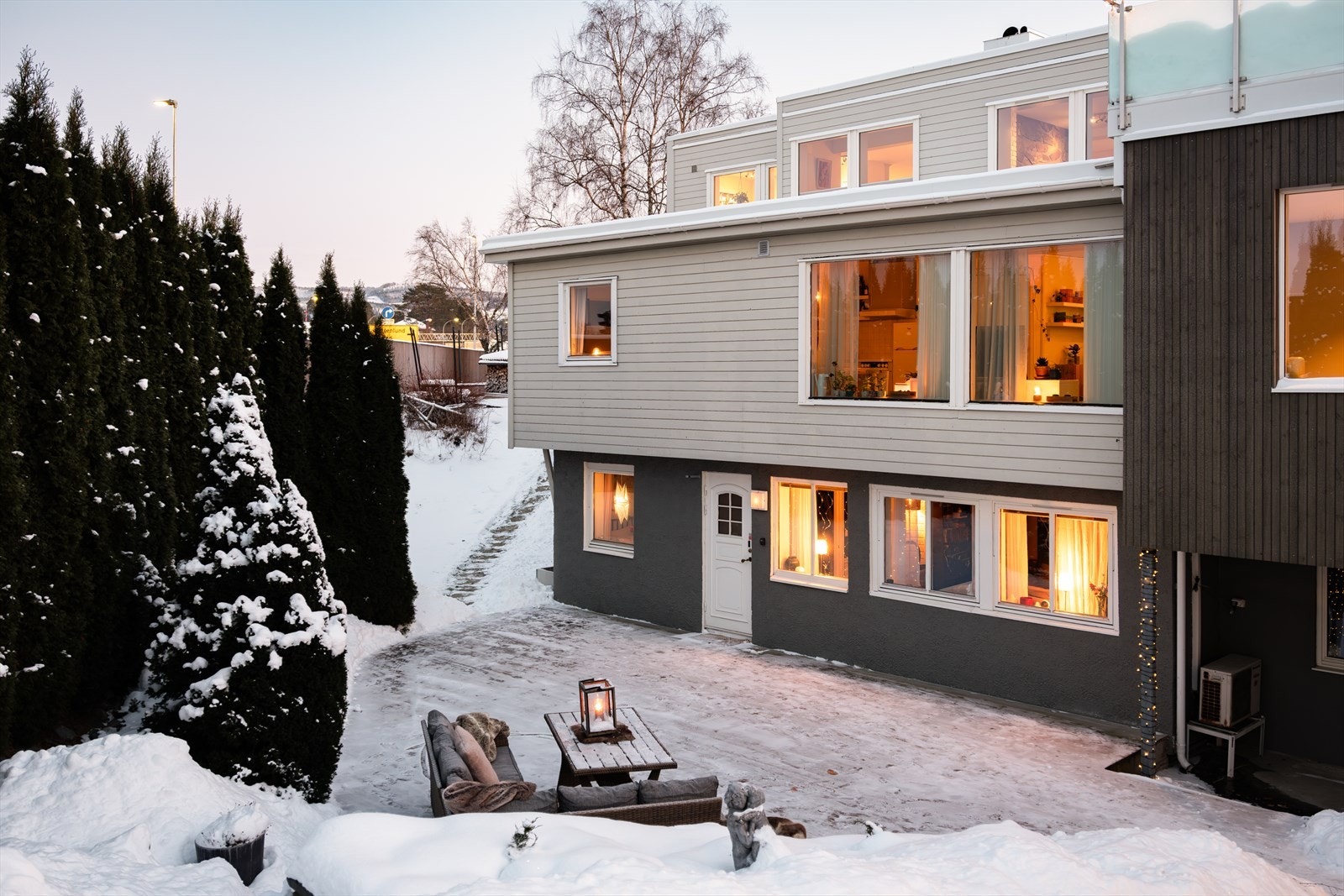 Videre finner vi boligens første utleiedel. Denne ligger i sokkel og er på 96,5m² og er utleid for 13.000,- per mnd. Galleribilde