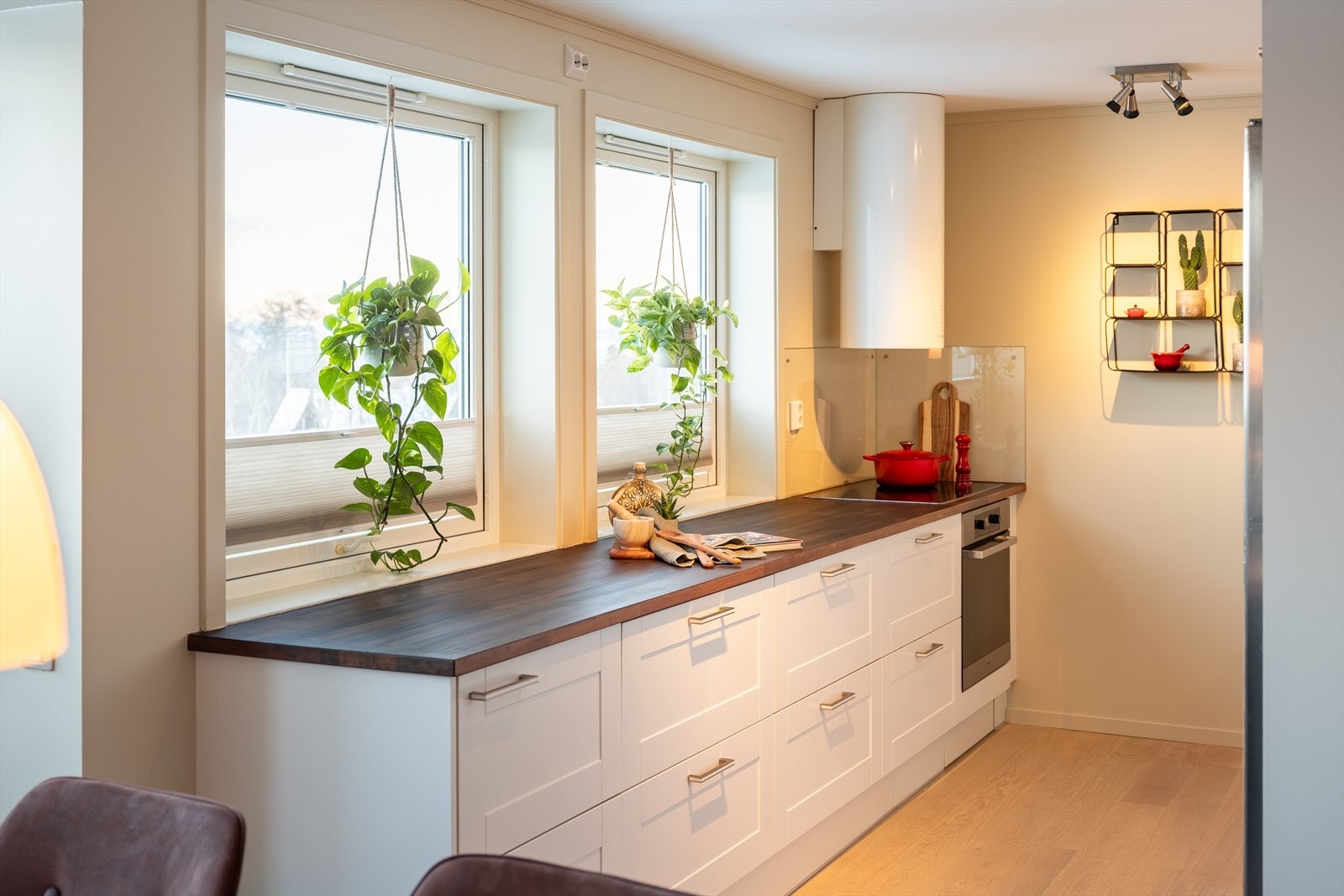 Integrert kaffemaskin, platetopp, oppvaskmaskin, mikrobølgeovn, kjøle- og fryseskap medfølger handelen. Galleribilde