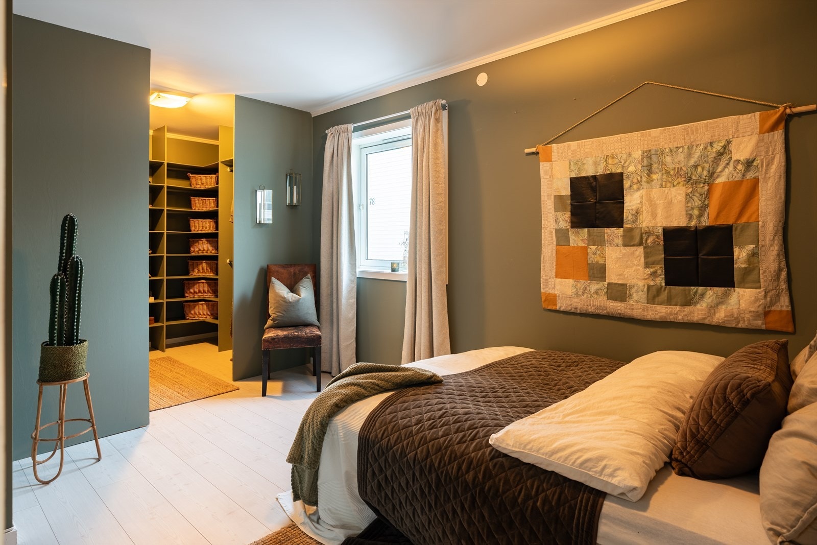 Boligen har til sammen 9 soverom, hvorav 5 ligger i hoveddelen. Galleribilde