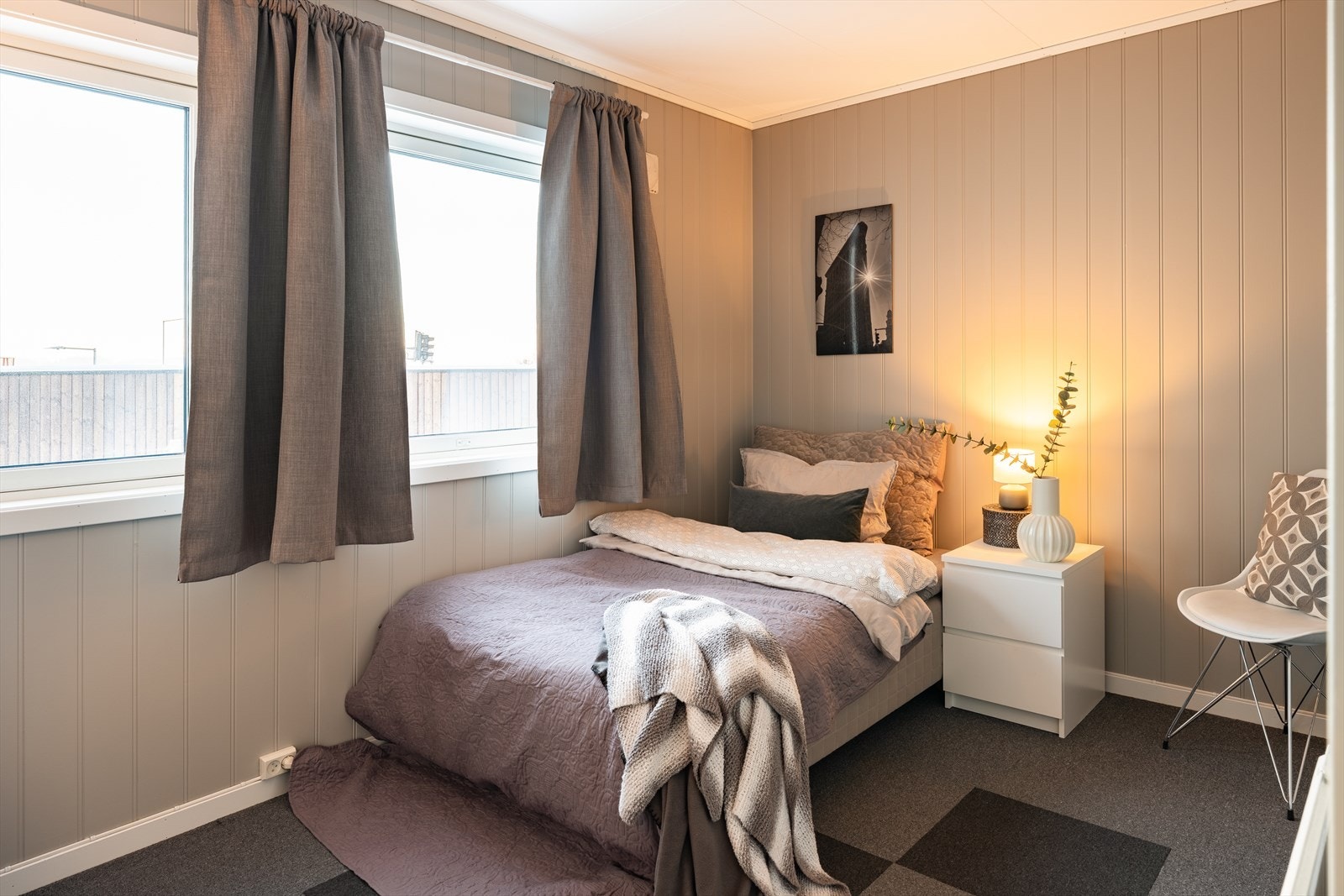 På soverommene som ikke er på bakkeplan er det satt inn brannvinduer. Galleribilde