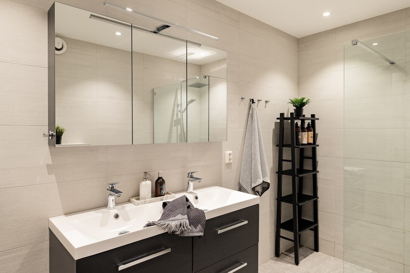 Badet ble oppgradert i 2018 og byr blant annet på dobbelt servant og en romslig dusjnisje med regndusj. Galleribilde