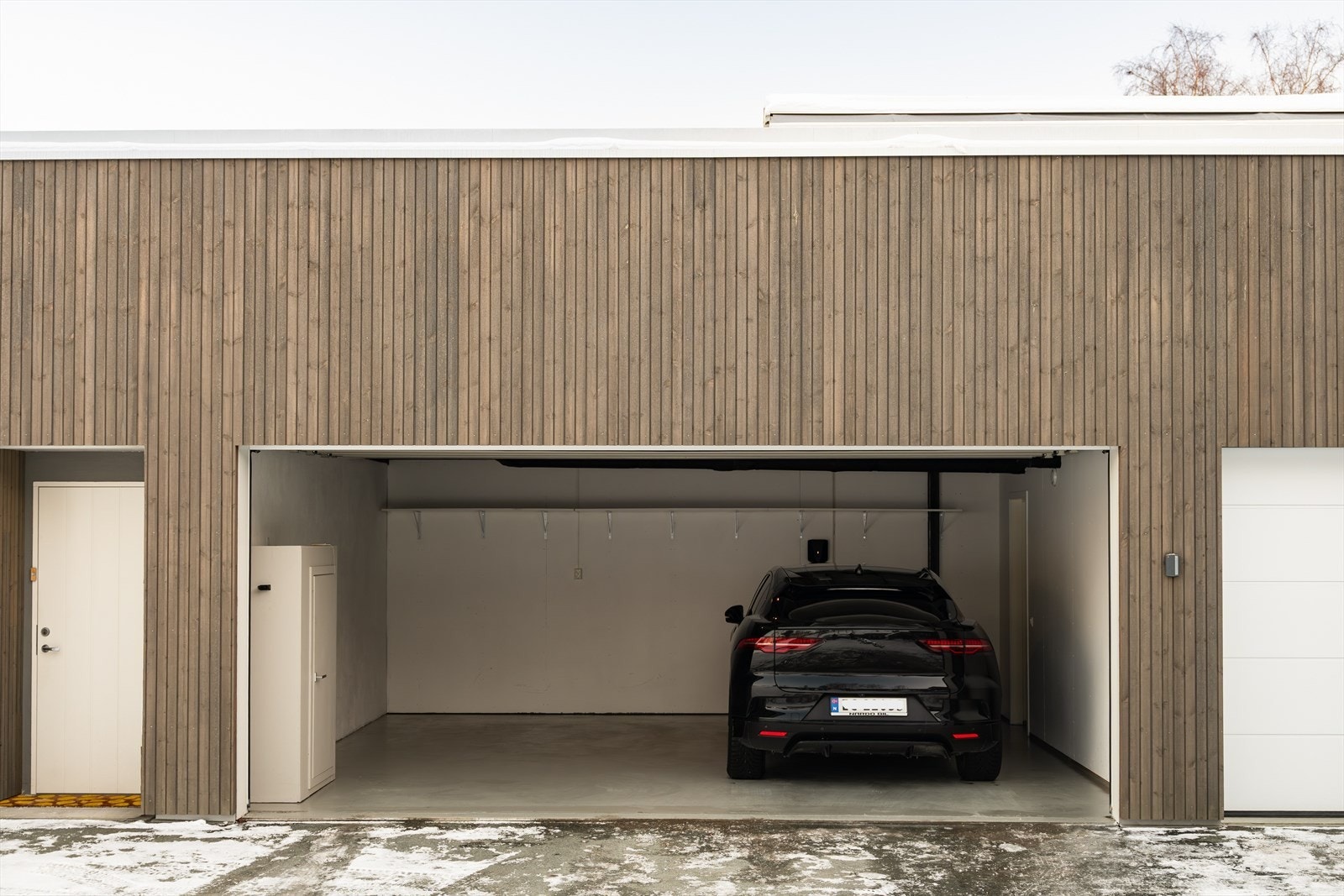 Garasjen ble satt opp i 2018 og består av en dobbelt- og to enkeltgarasjer. Dobbeltgarasje byr på el-billader og isolert høytrykkspylerskap med varmtvann og Kärcherspyler og en lang utrekkbar slange som kan medfølge handelen ved avtale. Galleribilde