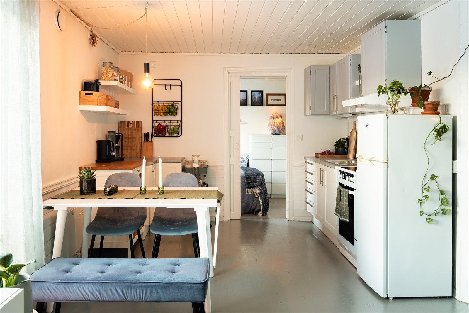 Denne utleiedelen er på 62m². Hvitevarene på kjøkkenet i denne utleiedelen medfølger handelen. Galleribilde