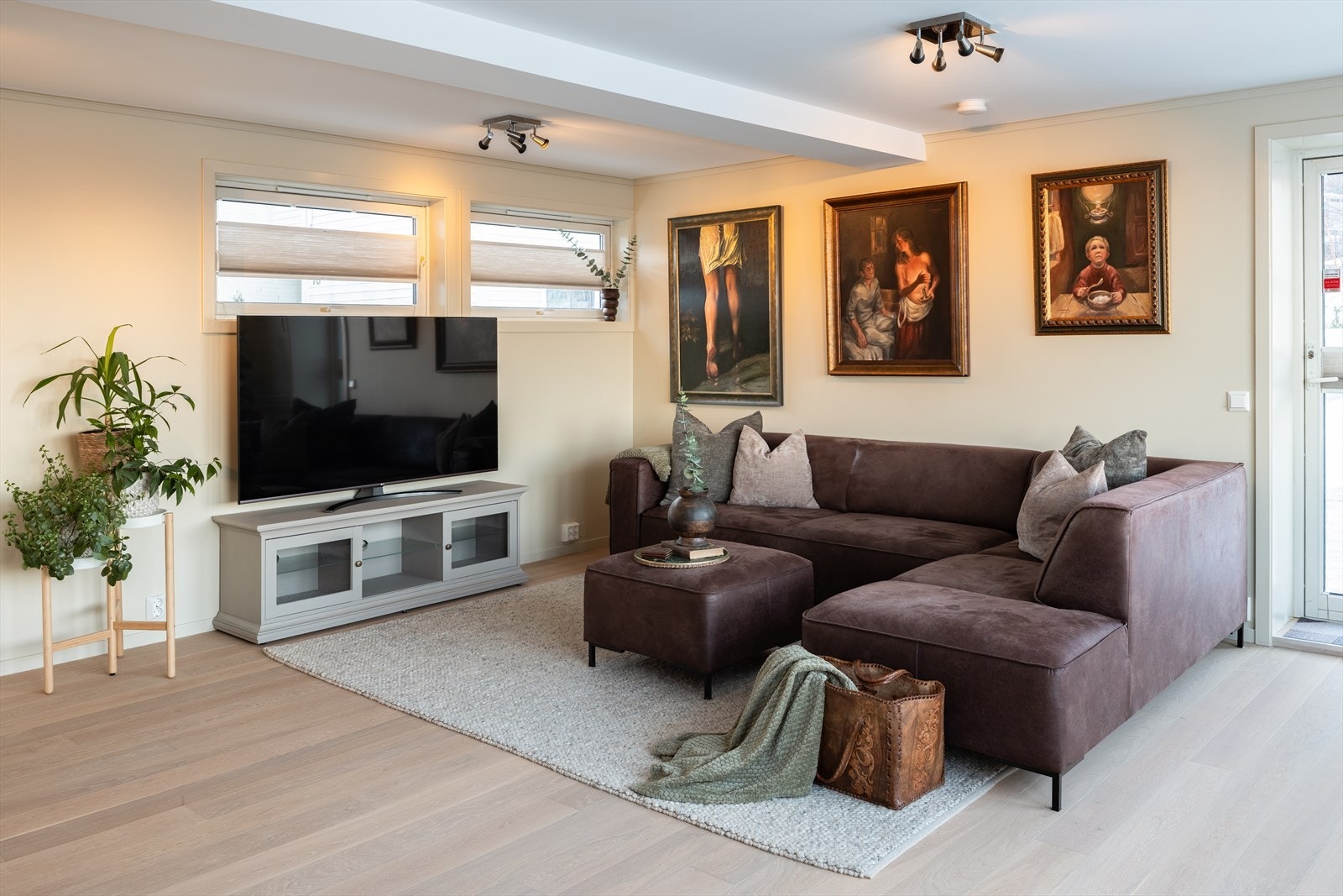 Stue og kjøkken er på hele 69m². I 2025 ble veggene malt i fargen Soft, og parketten ble slipt og lakkert. Galleribilde