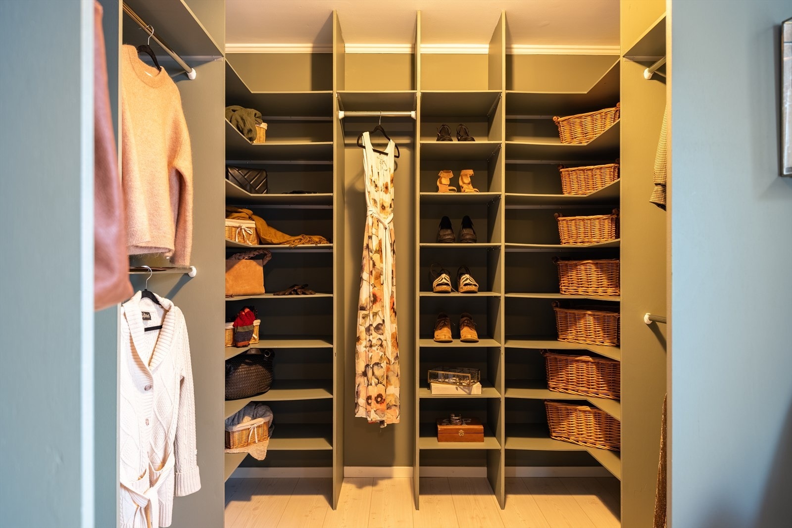 Her er det laget svært praktisk "walk-in" garderobe med rikelig med skapplass. Galleribilde