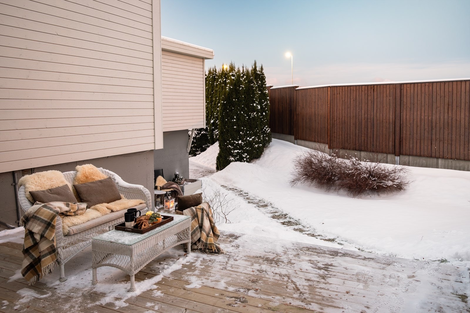 Fra vaskerommet er det adkomst til skjermet hage og bakgård, hvor det i 2025 ble laget platting. Galleribilde