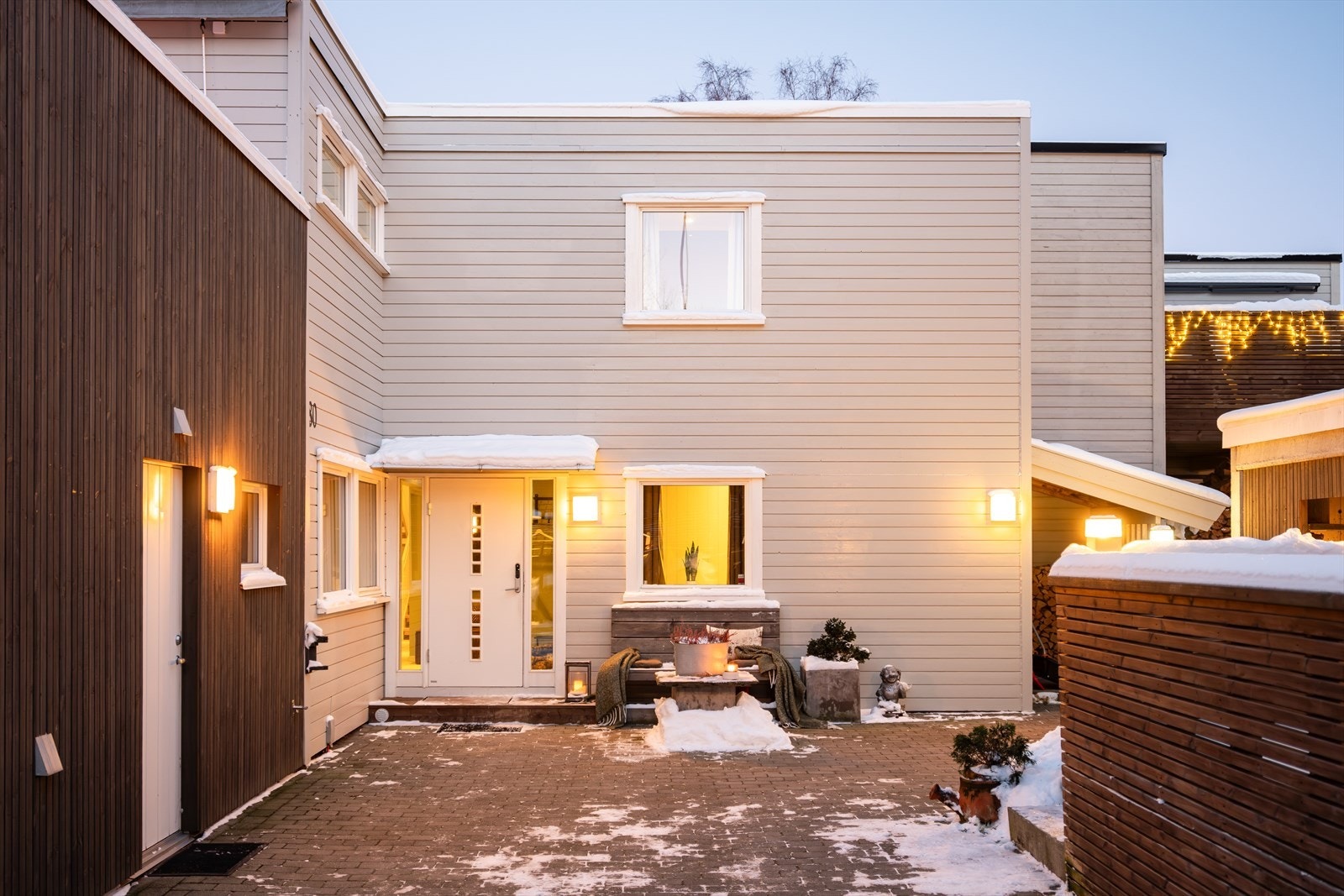 Flott opparbeidet inngangsparti med belegningsstein og utelys. Store deler av gårdsplassen ble reasfaltert i 2025. Galleribilde