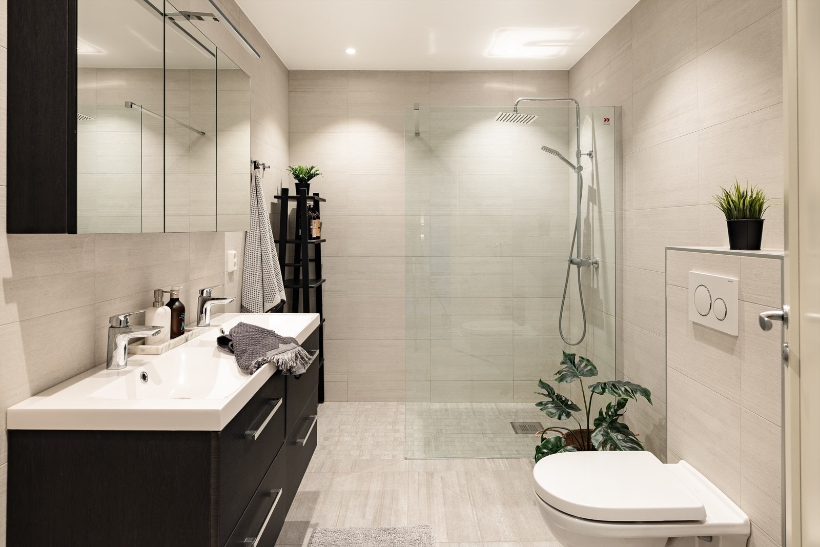 Videre finner vi hoveddelens 2. bad på 6,5m². Badet er vurdert til tilstandsgrad 1 av takstmann. Galleribilde