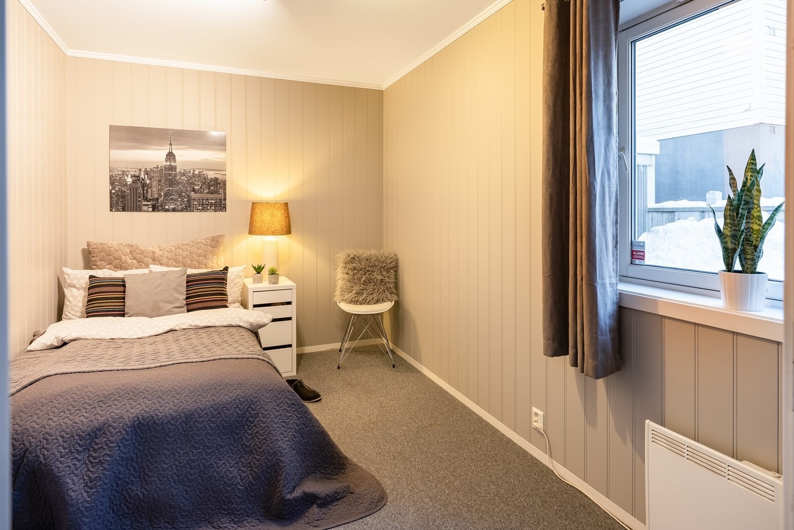 3 av soverommene i 1. etg. ble malt opp i fargen Comfort Grey i 2024. Galleribilde