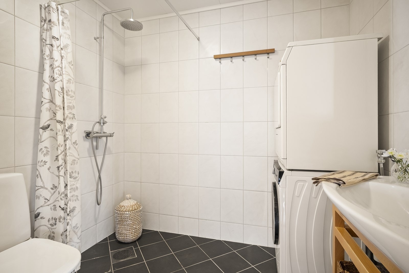 Badet er flislagt og har elektriske varmekabler i gulvet. Galleribilde