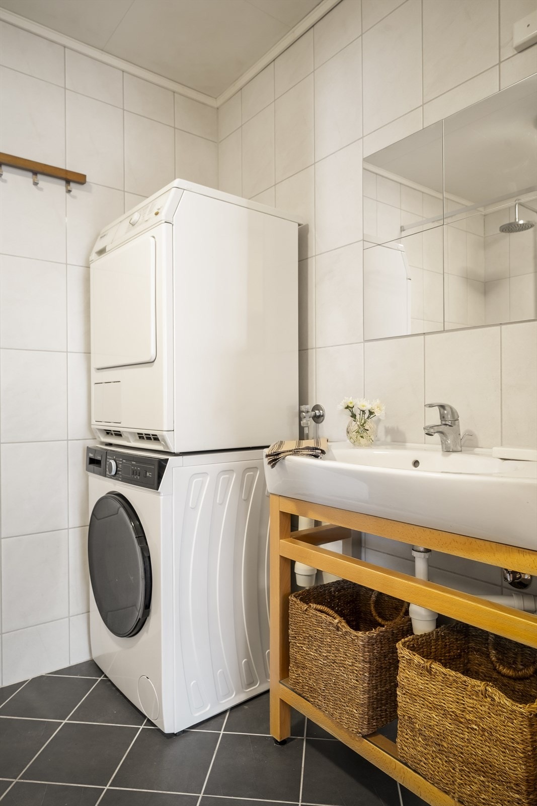 Det er plass og opplegg til vaskemaskin på badet. Både vaskemaskinen og tørketrommelen følger med salget. Galleribilde