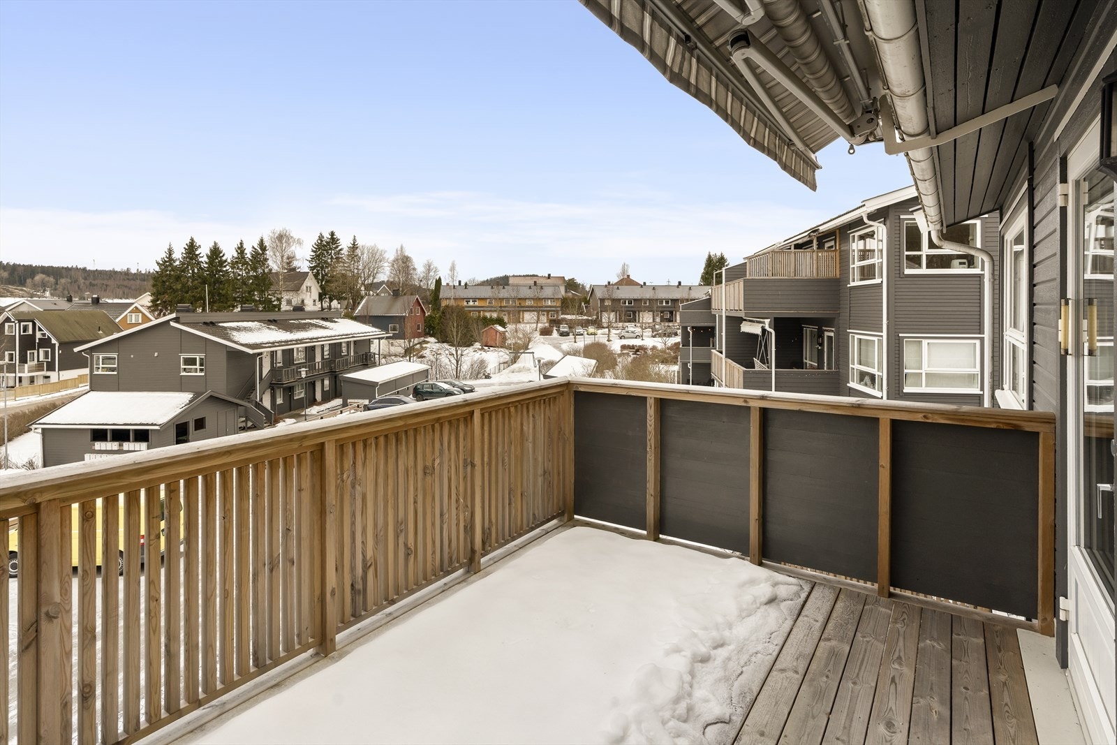 Det er montert markise på balkongen, samt belysning og stikkontakt på veggen Galleribilde