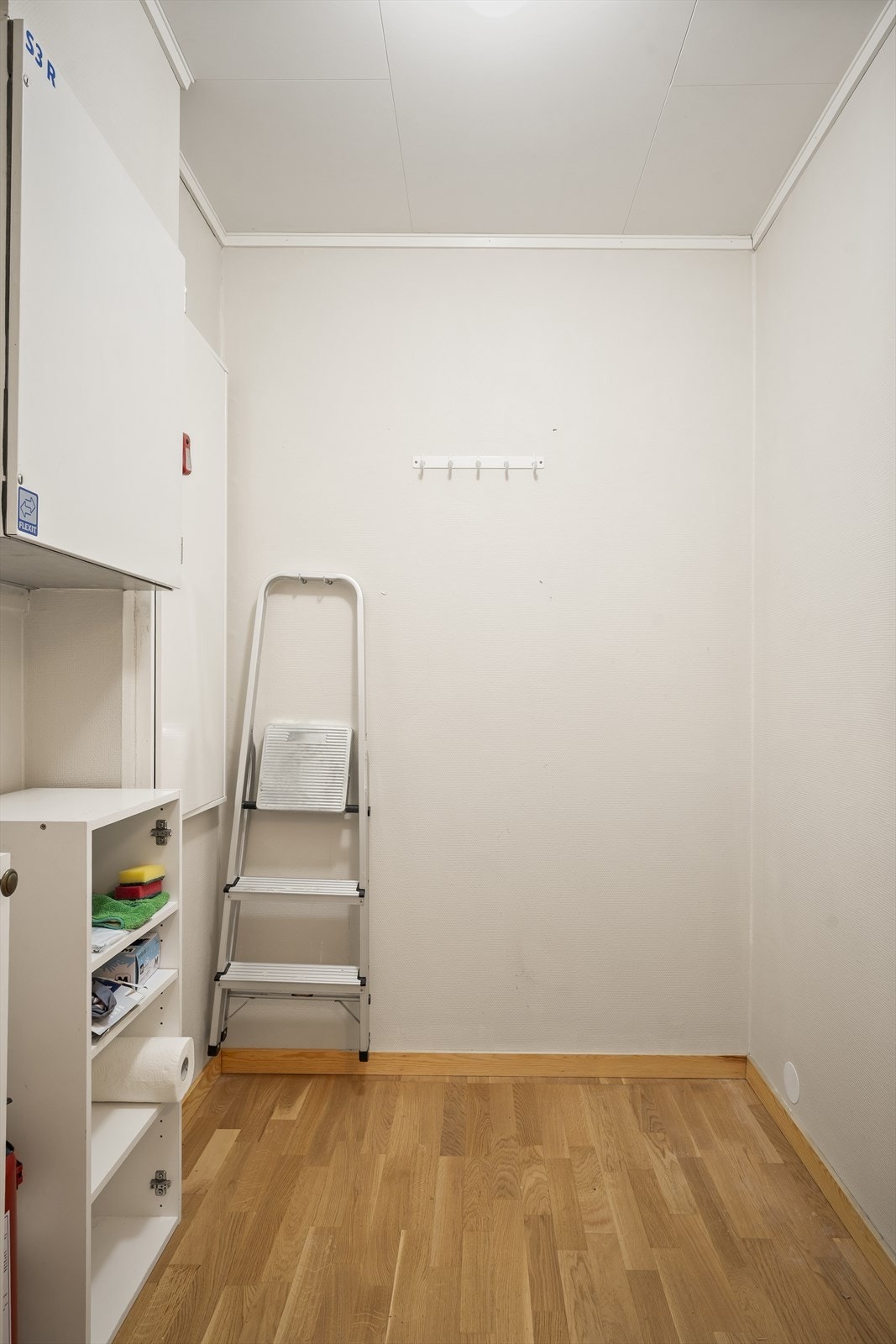 Praktisk, innvendig bod med gode oppbevaringsmuligheter. Galleribilde