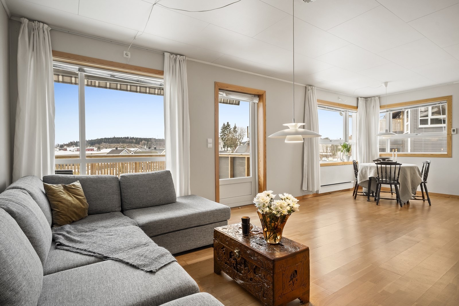 Lys og åpen stue med god plass til sofagruppe Galleribilde