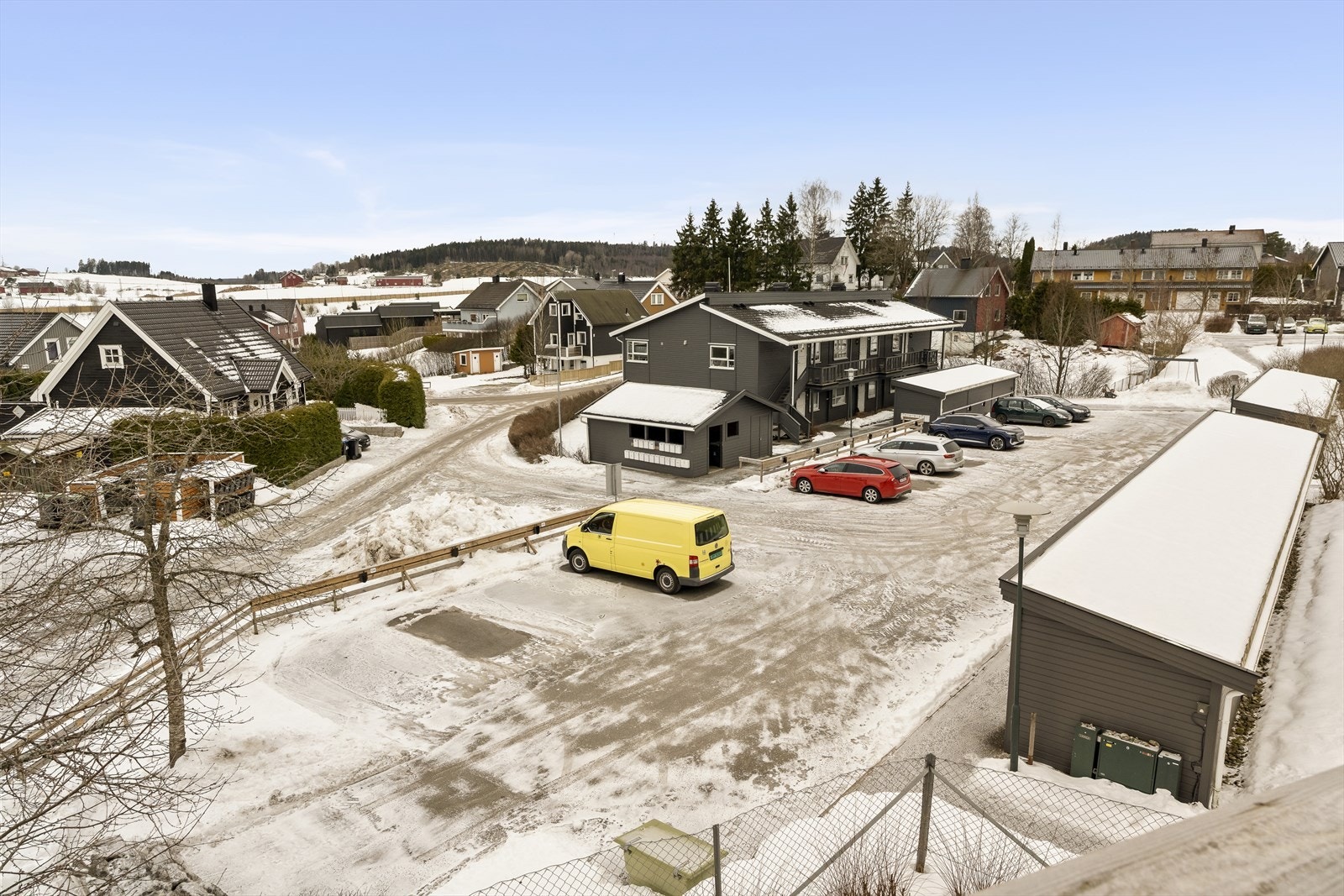 Felles biloppstillingplass med elbilladere. Galleribilde