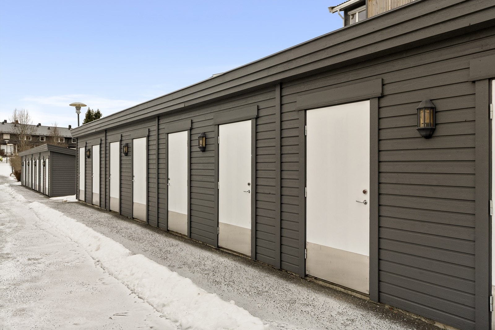 Det medfølger en utvendig bod i felles bodrekke. Galleribilde