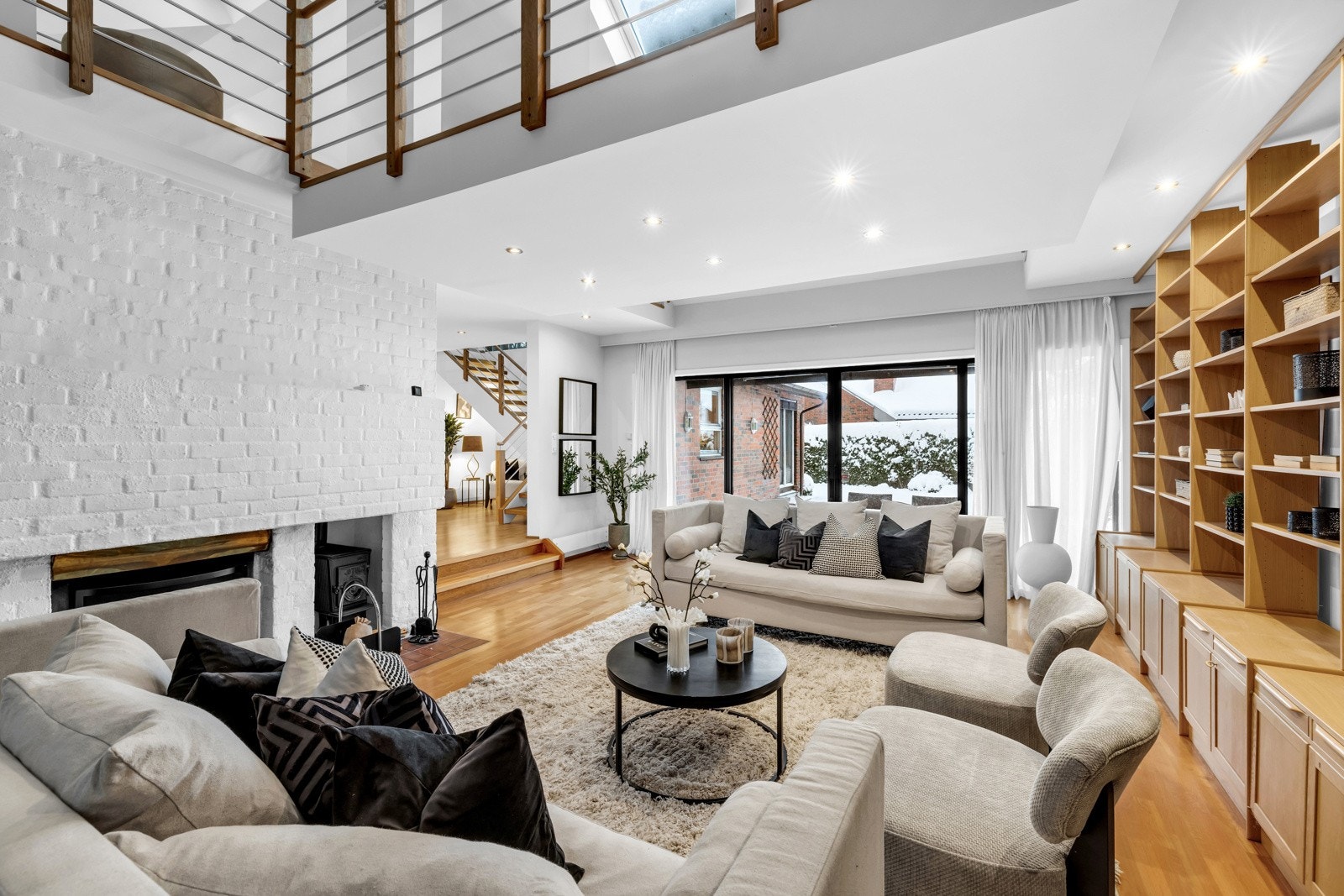 Her vil hele storfamilien få god plass, og oppholdsrommene fremstår som lys og innbydende. Galleribilde