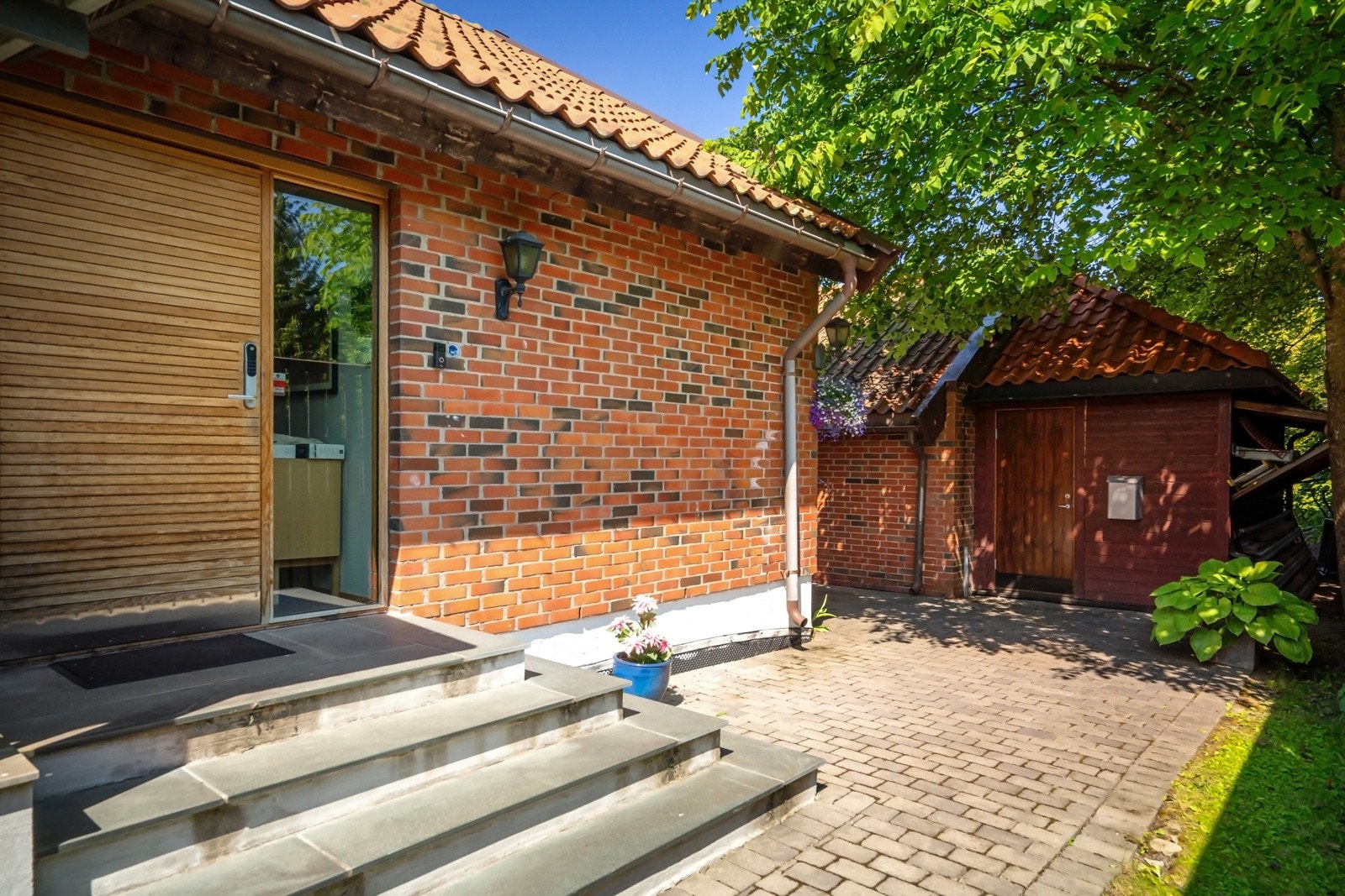 Taktekkingen er av tegltakstein fra byggeår. Galleribilde