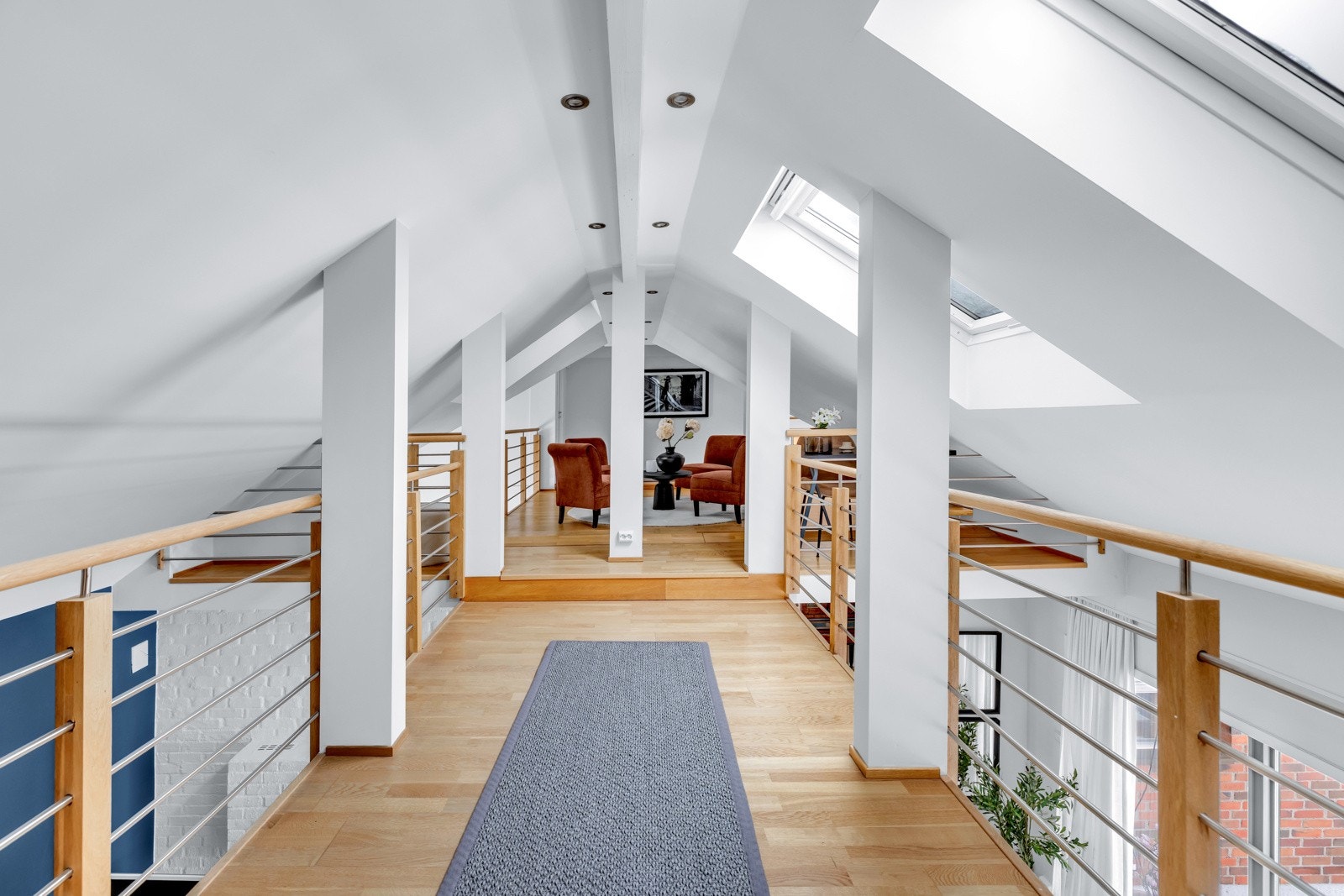 Ved bygging av loftet ønsket nåværende eier seg en bro over stuen. Dette løste entreprenøren fint. Galleribilde