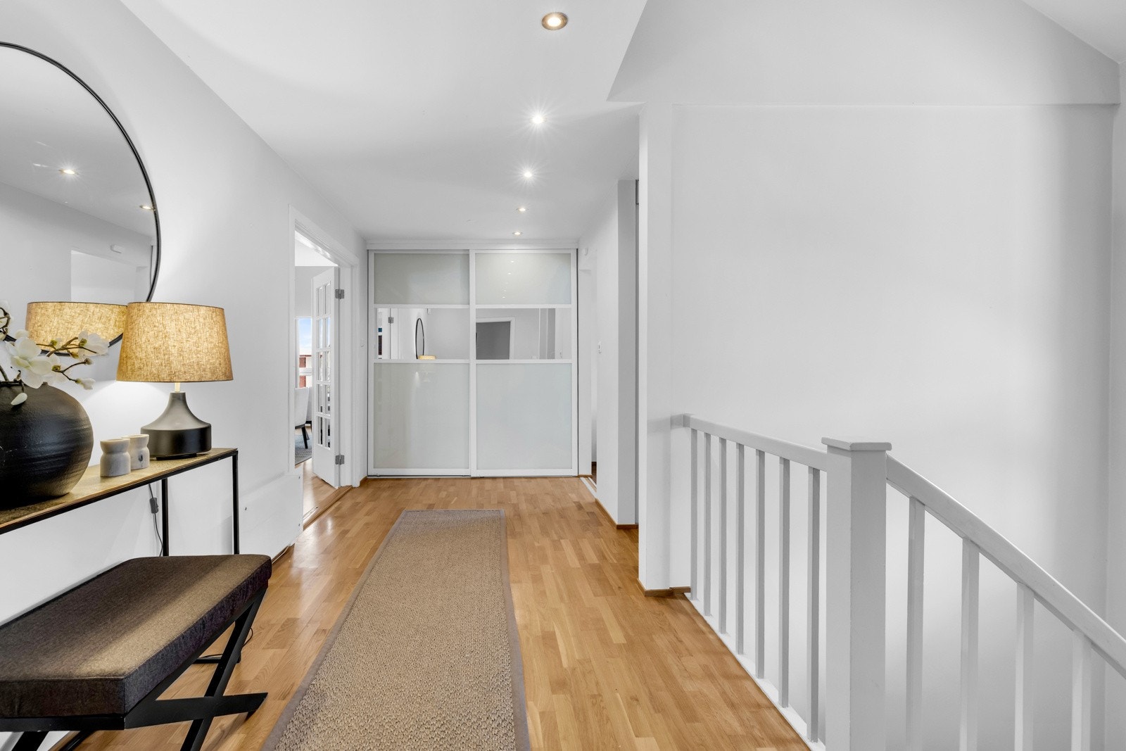 Soverommene er fint avskilt fra de større oppholdsrommene. Det samme gjelder badene. Galleribilde