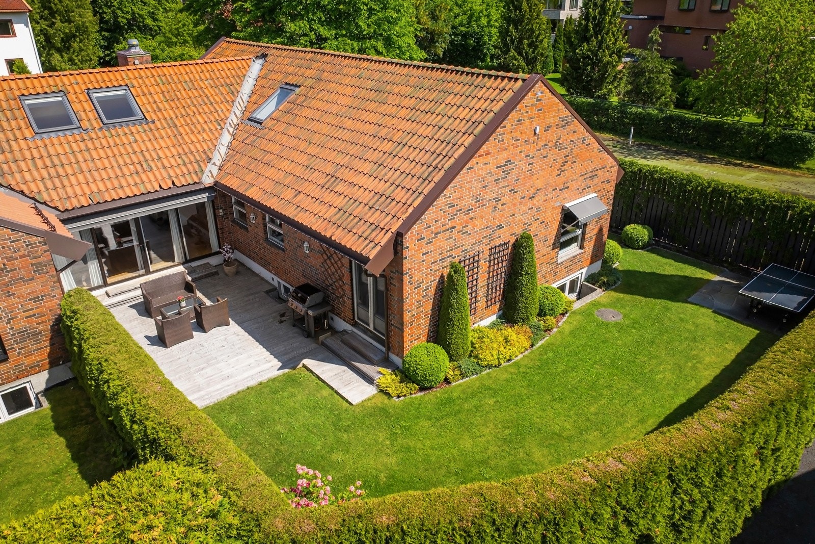 Eiendommen ligger i et attraktivt, veletablert og barnevennlig boligområde på Slemdal i Oslo. Galleribilde