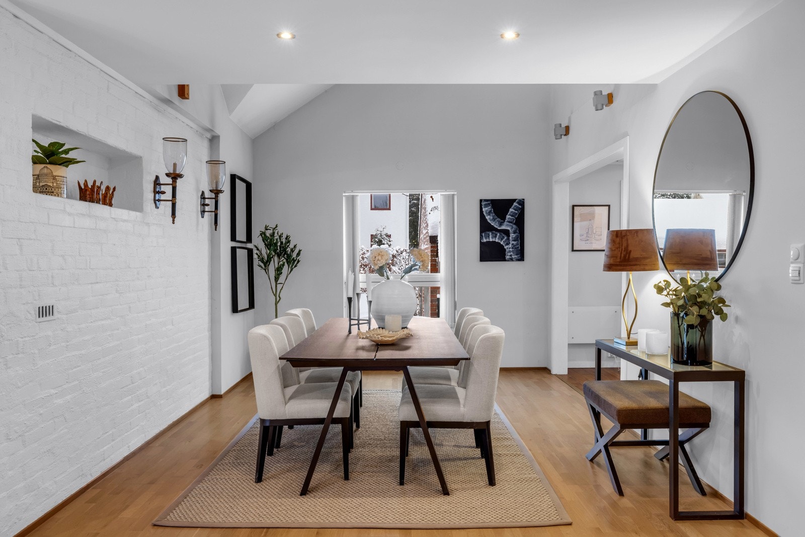 Spisestuen ligger praktisk plassert i en åpen løsning mot kjøkkenet. Galleribilde