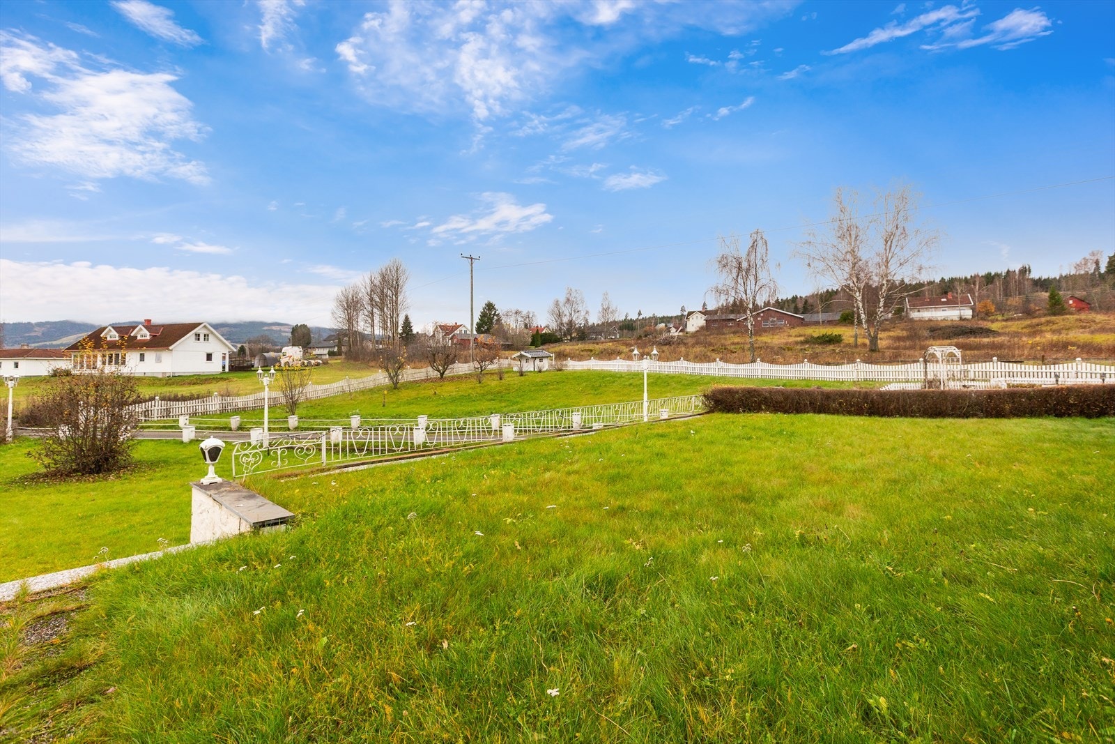 Landlig beliggenhet- Pent opparbeidet eiendom fordelt på to separate tomter -Fine solforhold Galleribilde