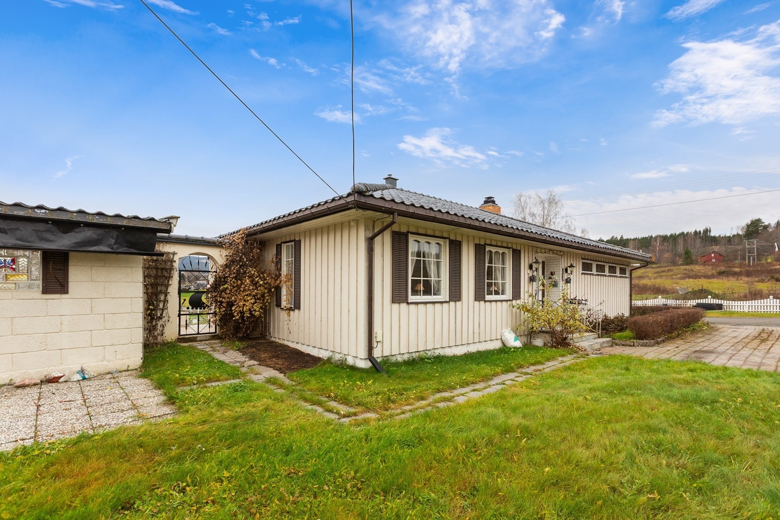 Fasade - Opparbeidet med stein, murer, plen og beplantning Galleribilde